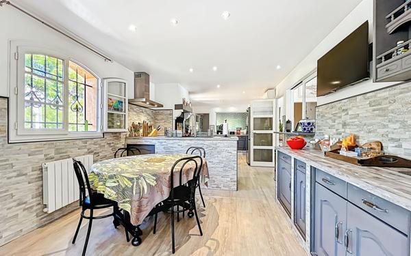 Maison à vendre    5 pièces • 195 m2 Saint-Raphaël