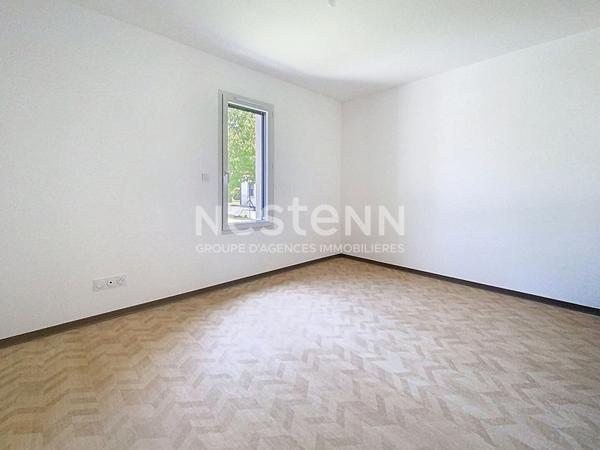 Maison neuve de plain pied à vendre Vayrac : DPE A, conso 50 € par mois, 3 chambres, sous décennale, garage électrique, panneaux solaires, pompe à chaleur, climatisation, matériaux haut de gamme.