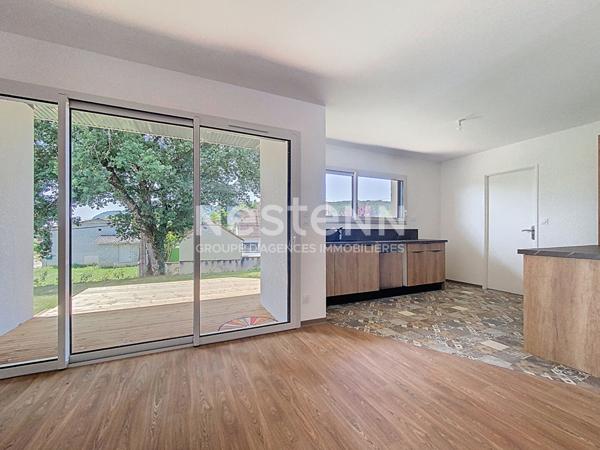 Maison neuve de plain pied à vendre Vayrac : DPE A, conso 50 € par mois, 3 chambres, sous décennale, garage électrique, panneaux solaires, pompe à chaleur, climatisation, matériaux haut de gamme.