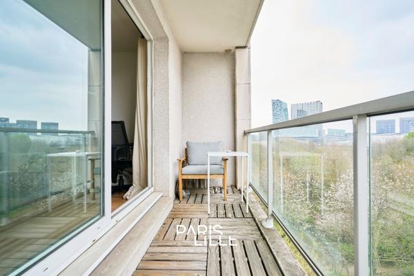 T2 proche centre et gare, balcon et parking.