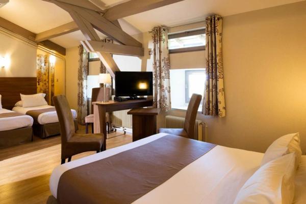 Dpt Ardèche (07), à vendre proche de VALLON PONT D'ARC Murs d'un Hôtel Restaurant