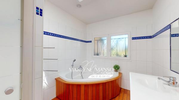 3 mn du tram C maison au calme avec piscine et garages