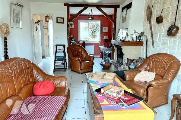 A VENDRE à AVALLON (89200) , dans un quartier pavillonnaire,  un pavillon comprenant :
* Au re...