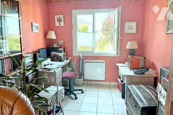 A VENDRE à AVALLON (89200) , dans un quartier pavillonnaire,  un pavillon comprenant :
* Au re...