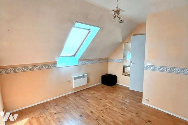 A VENDRE à AVALLON (89200) , dans un quartier pavillonnaire,  un pavillon comprenant :
* Au re...