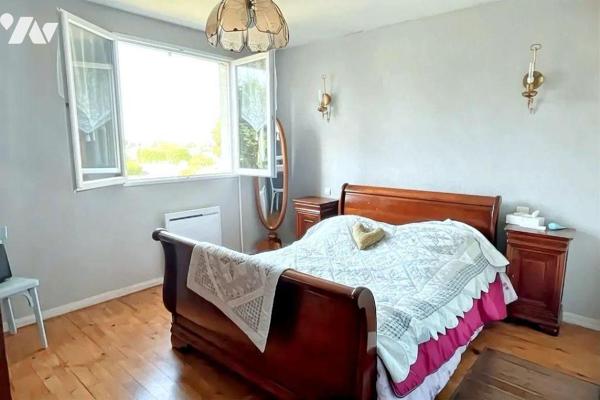 A VENDRE à AVALLON (89200) , dans un quartier pavillonnaire,  un pavillon comprenant :
* Au re...