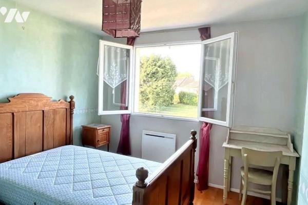 A VENDRE à AVALLON (89200) , dans un quartier pavillonnaire,  un pavillon comprenant :
* Au re...