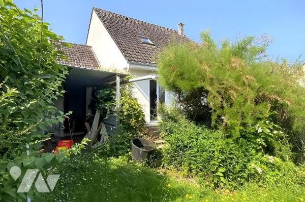 A VENDRE à AVALLON (89200) , dans un quartier pavillonnaire,  un pavillon comprenant :
* Au re...