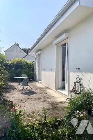 A VENDRE à AVALLON (89200) , dans un quartier pavillonnaire,  un pavillon comprenant :
* Au re...