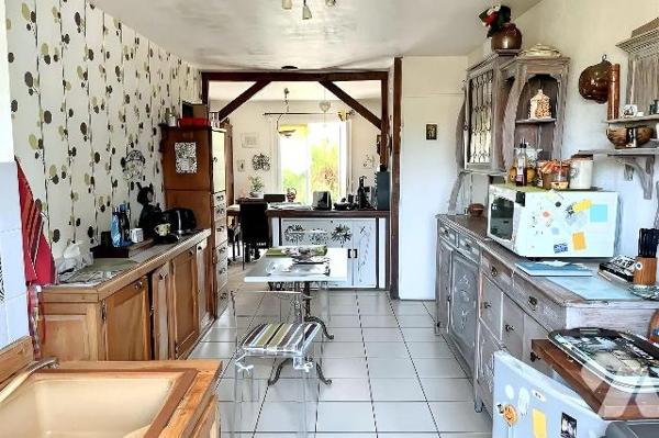 A VENDRE à AVALLON (89200) , dans un quartier pavillonnaire,  un pavillon comprenant :
* Au re...