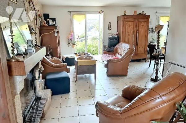 A VENDRE à AVALLON (89200) , dans un quartier pavillonnaire,  un pavillon comprenant :
* Au re...