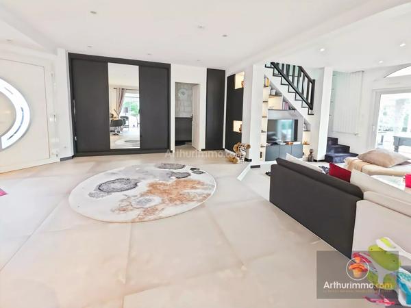 Vente                                                      Maison
                        
                     8 pièces                      178 m2                     à Bondoufle