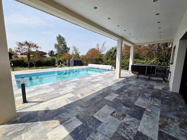 Découvrez cette superbe villa contemporaine de construction récente, située à Mondonville, proche des commodités dans un environnement privilégié.

Implantée sur une parcelle de 908 m² exposée plein sud, entièrement clôturée et accessible par un portail électrique avec chemin d’accès privatif, cette propriété offre 158 m² habitables, de beaux volumes et des prestations modernes et soignées.

✨ Un espace de vie lumineux et généreux

Dès l’entrée, vous serez séduits par une magnifique pièce de vie de 59 m², baignée de lumière et largement ouverte sur l’extérieur. Elle accueille une cuisine contemporaine entièrement équipée, parfaitement intégrée à l’espace séjour.

De larges ouvertures permettent de profiter pleinement de la terrasse aménagée, de la piscine et de la vue dégagée, créant une véritable continuité entre intérieur et extérieur.

🛏️ Côté nuit

La maison dispose de 4 chambres + 1 bureau , idéales pour accueillir une famille :

• Une suite parentale avec dressing et salle d’eau privative
• 1 chambre et un bureau supplémentaires au rez-de-chaussée
• Deux chambres à l’étage
• Une seconde salle de bains avec baignoire et douche
• WC au rez-de-chaussée adapté PMR ainsi qu’un second WC à l’étage

🌿 Les extérieurs

Sur une parcelle de 908 m² entièrement clôturée, profitez d’un espace extérieur pensé pour les beaux jours avec piscine, terrasse aménagée et exposition plein sud.

Un chemin d’accès privatif, un portail électrique ainsi qu’un vaste espace de stationnement en enrobé d’environ 150 m² complètent l’ensemble.

🚗 Un garage avec porte motorisée vient également compléter les prestations de la propriété.

⚙️ Côté confort :

• Climatisation réversible
• Domotique
• Thermostat connecté
• Menuiseries aluminium double vitrage
• Volets roulants électriques
• Eau chaude par pompe à chaleur
• Éclairage extérieur
• Portail et porte de garage électriques
• Construction récente bénéficiant de la garantie décennale

📍 Une maison moderne, lumineuse et familiale, offrant de belles prestations et des espaces généreux, à découvrir sans tarder à Mondonville

📞 Contactez-moi pour obtenir davantage d’informations et organiser une visite.