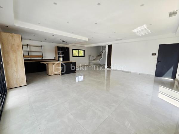 Découvrez cette superbe villa contemporaine de construction récente, située à Mondonville, proche des commodités dans un environnement privilégié.

Implantée sur une parcelle de 908 m² exposée plein sud, entièrement clôturée et accessible par un portail électrique avec chemin d’accès privatif, cette propriété offre 158 m² habitables, de beaux volumes et des prestations modernes et soignées.

✨ Un espace de vie lumineux et généreux

Dès l’entrée, vous serez séduits par une magnifique pièce de vie de 59 m², baignée de lumière et largement ouverte sur l’extérieur. Elle accueille une cuisine contemporaine entièrement équipée, parfaitement intégrée à l’espace séjour.

De larges ouvertures permettent de profiter pleinement de la terrasse aménagée, de la piscine et de la vue dégagée, créant une véritable continuité entre intérieur et extérieur.

🛏️ Côté nuit

La maison dispose de 4 chambres + 1 bureau , idéales pour accueillir une famille :

• Une suite parentale avec dressing et salle d’eau privative
• 1 chambre et un bureau supplémentaires au rez-de-chaussée
• Deux chambres à l’étage
• Une seconde salle de bains avec baignoire et douche
• WC au rez-de-chaussée adapté PMR ainsi qu’un second WC à l’étage

🌿 Les extérieurs

Sur une parcelle de 908 m² entièrement clôturée, profitez d’un espace extérieur pensé pour les beaux jours avec piscine, terrasse aménagée et exposition plein sud.

Un chemin d’accès privatif, un portail électrique ainsi qu’un vaste espace de stationnement en enrobé d’environ 150 m² complètent l’ensemble.

🚗 Un garage avec porte motorisée vient également compléter les prestations de la propriété.

⚙️ Côté confort :

• Climatisation réversible
• Domotique
• Thermostat connecté
• Menuiseries aluminium double vitrage
• Volets roulants électriques
• Eau chaude par pompe à chaleur
• Éclairage extérieur
• Portail et porte de garage électriques
• Construction récente bénéficiant de la garantie décennale

📍 Une maison moderne, lumineuse et familiale, offrant de belles prestations et des espaces généreux, à découvrir sans tarder à Mondonville

📞 Contactez-moi pour obtenir davantage d’informations et organiser une visite.