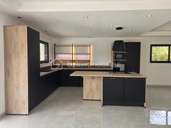 Découvrez cette superbe villa contemporaine de construction récente, située à Mondonville, proche des commodités dans un environnement privilégié.

Implantée sur une parcelle de 908 m² exposée plein sud, entièrement clôturée et accessible par un portail électrique avec chemin d’accès privatif, cette propriété offre 158 m² habitables, de beaux volumes et des prestations modernes et soignées.

✨ Un espace de vie lumineux et généreux

Dès l’entrée, vous serez séduits par une magnifique pièce de vie de 59 m², baignée de lumière et largement ouverte sur l’extérieur. Elle accueille une cuisine contemporaine entièrement équipée, parfaitement intégrée à l’espace séjour.

De larges ouvertures permettent de profiter pleinement de la terrasse aménagée, de la piscine et de la vue dégagée, créant une véritable continuité entre intérieur et extérieur.

🛏️ Côté nuit

La maison dispose de 4 chambres + 1 bureau , idéales pour accueillir une famille :

• Une suite parentale avec dressing et salle d’eau privative
• 1 chambre et un bureau supplémentaires au rez-de-chaussée
• Deux chambres à l’étage
• Une seconde salle de bains avec baignoire et douche
• WC au rez-de-chaussée adapté PMR ainsi qu’un second WC à l’étage

🌿 Les extérieurs

Sur une parcelle de 908 m² entièrement clôturée, profitez d’un espace extérieur pensé pour les beaux jours avec piscine, terrasse aménagée et exposition plein sud.

Un chemin d’accès privatif, un portail électrique ainsi qu’un vaste espace de stationnement en enrobé d’environ 150 m² complètent l’ensemble.

🚗 Un garage avec porte motorisée vient également compléter les prestations de la propriété.

⚙️ Côté confort :

• Climatisation réversible
• Domotique
• Thermostat connecté
• Menuiseries aluminium double vitrage
• Volets roulants électriques
• Eau chaude par pompe à chaleur
• Éclairage extérieur
• Portail et porte de garage électriques
• Construction récente bénéficiant de la garantie décennale

📍 Une maison moderne, lumineuse et familiale, offrant de belles prestations et des espaces généreux, à découvrir sans tarder à Mondonville

📞 Contactez-moi pour obtenir davantage d’informations et organiser une visite.