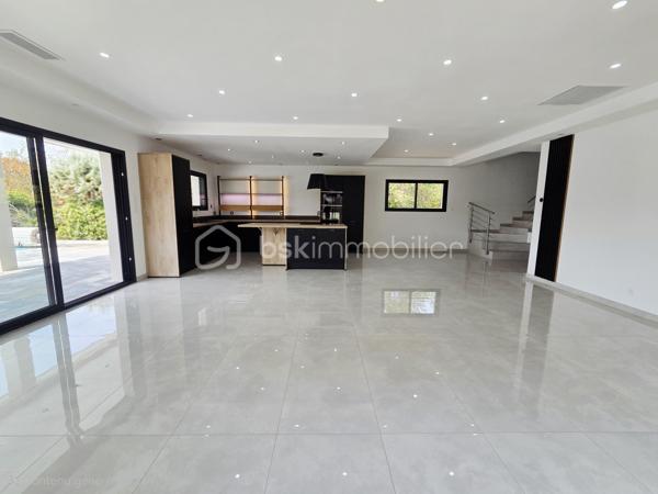 Découvrez cette superbe villa contemporaine de construction récente, située à Mondonville, proche des commodités dans un environnement privilégié.

Implantée sur une parcelle de 908 m² exposée plein sud, entièrement clôturée et accessible par un portail électrique avec chemin d’accès privatif, cette propriété offre 158 m² habitables, de beaux volumes et des prestations modernes et soignées.

✨ Un espace de vie lumineux et généreux

Dès l’entrée, vous serez séduits par une magnifique pièce de vie de 59 m², baignée de lumière et largement ouverte sur l’extérieur. Elle accueille une cuisine contemporaine entièrement équipée, parfaitement intégrée à l’espace séjour.

De larges ouvertures permettent de profiter pleinement de la terrasse aménagée, de la piscine et de la vue dégagée, créant une véritable continuité entre intérieur et extérieur.

🛏️ Côté nuit

La maison dispose de 4 chambres + 1 bureau , idéales pour accueillir une famille :

• Une suite parentale avec dressing et salle d’eau privative
• 1 chambre et un bureau supplémentaires au rez-de-chaussée
• Deux chambres à l’étage
• Une seconde salle de bains avec baignoire et douche
• WC au rez-de-chaussée adapté PMR ainsi qu’un second WC à l’étage

🌿 Les extérieurs

Sur une parcelle de 908 m² entièrement clôturée, profitez d’un espace extérieur pensé pour les beaux jours avec piscine, terrasse aménagée et exposition plein sud.

Un chemin d’accès privatif, un portail électrique ainsi qu’un vaste espace de stationnement en enrobé d’environ 150 m² complètent l’ensemble.

🚗 Un garage avec porte motorisée vient également compléter les prestations de la propriété.

⚙️ Côté confort :

• Climatisation réversible
• Domotique
• Thermostat connecté
• Menuiseries aluminium double vitrage
• Volets roulants électriques
• Eau chaude par pompe à chaleur
• Éclairage extérieur
• Portail et porte de garage électriques
• Construction récente bénéficiant de la garantie décennale

📍 Une maison moderne, lumineuse et familiale, offrant de belles prestations et des espaces généreux, à découvrir sans tarder à Mondonville

📞 Contactez-moi pour obtenir davantage d’informations et organiser une visite.