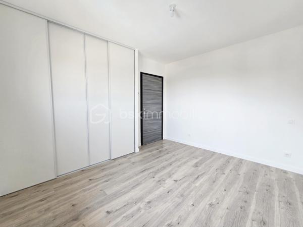 Découvrez cette superbe villa contemporaine de construction récente, située à Mondonville, proche des commodités dans un environnement privilégié.

Implantée sur une parcelle de 908 m² exposée plein sud, entièrement clôturée et accessible par un portail électrique avec chemin d’accès privatif, cette propriété offre 158 m² habitables, de beaux volumes et des prestations modernes et soignées.

✨ Un espace de vie lumineux et généreux

Dès l’entrée, vous serez séduits par une magnifique pièce de vie de 59 m², baignée de lumière et largement ouverte sur l’extérieur. Elle accueille une cuisine contemporaine entièrement équipée, parfaitement intégrée à l’espace séjour.

De larges ouvertures permettent de profiter pleinement de la terrasse aménagée, de la piscine et de la vue dégagée, créant une véritable continuité entre intérieur et extérieur.

🛏️ Côté nuit

La maison dispose de 4 chambres + 1 bureau , idéales pour accueillir une famille :

• Une suite parentale avec dressing et salle d’eau privative
• 1 chambre et un bureau supplémentaires au rez-de-chaussée
• Deux chambres à l’étage
• Une seconde salle de bains avec baignoire et douche
• WC au rez-de-chaussée adapté PMR ainsi qu’un second WC à l’étage

🌿 Les extérieurs

Sur une parcelle de 908 m² entièrement clôturée, profitez d’un espace extérieur pensé pour les beaux jours avec piscine, terrasse aménagée et exposition plein sud.

Un chemin d’accès privatif, un portail électrique ainsi qu’un vaste espace de stationnement en enrobé d’environ 150 m² complètent l’ensemble.

🚗 Un garage avec porte motorisée vient également compléter les prestations de la propriété.

⚙️ Côté confort :

• Climatisation réversible
• Domotique
• Thermostat connecté
• Menuiseries aluminium double vitrage
• Volets roulants électriques
• Eau chaude par pompe à chaleur
• Éclairage extérieur
• Portail et porte de garage électriques
• Construction récente bénéficiant de la garantie décennale

📍 Une maison moderne, lumineuse et familiale, offrant de belles prestations et des espaces généreux, à découvrir sans tarder à Mondonville

📞 Contactez-moi pour obtenir davantage d’informations et organiser une visite.