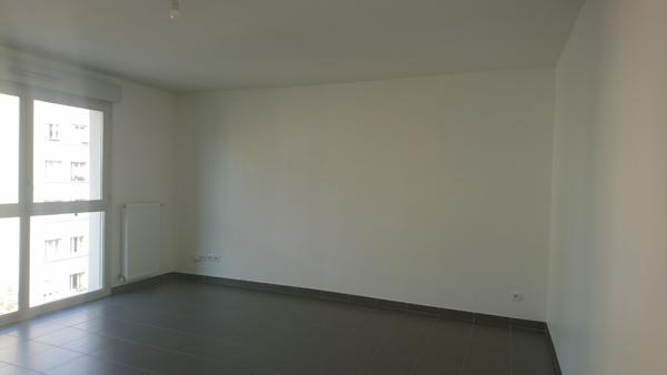 Villeurbanne : Confortable T2 de 50m² avec cuisine aménagée et garage
