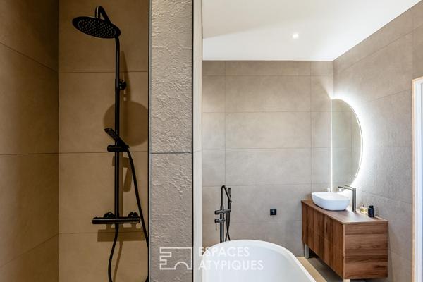 Villa d’architecte neuve aux volumes spectaculaires et piscine effet Bali