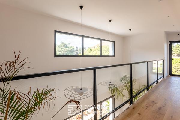 Villa d’architecte neuve aux volumes spectaculaires et piscine effet Bali