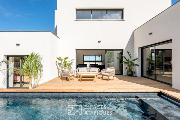 Villa d’architecte neuve aux volumes spectaculaires et piscine effet Bali