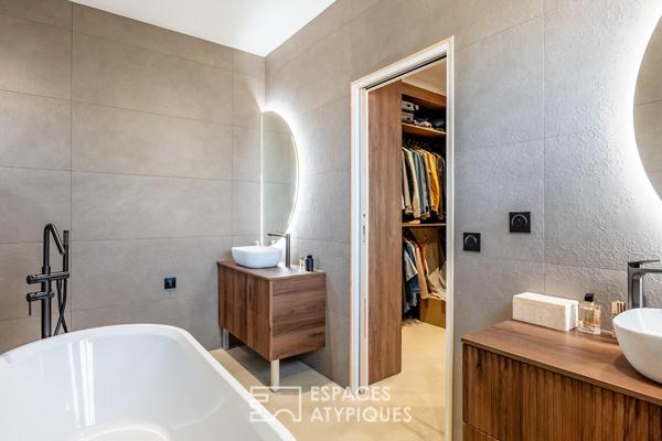 Villa d’architecte neuve aux volumes spectaculaires et piscine effet Bali