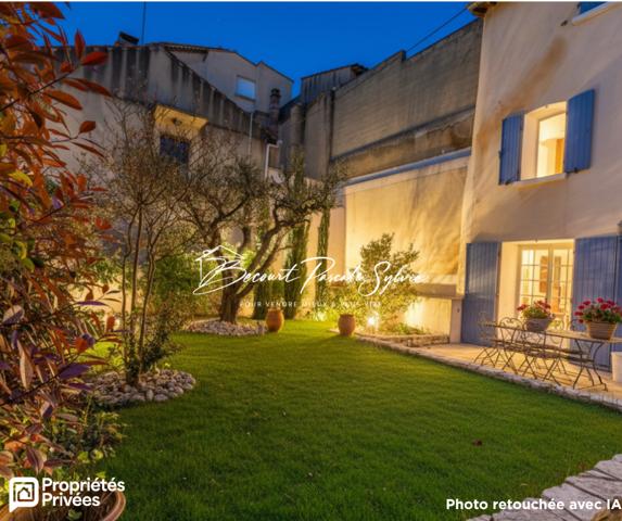 RARE - AVEC POTENTIEL - MAISON DE CARACTÈRE AVEC COUR INTIME, TERRASSES
