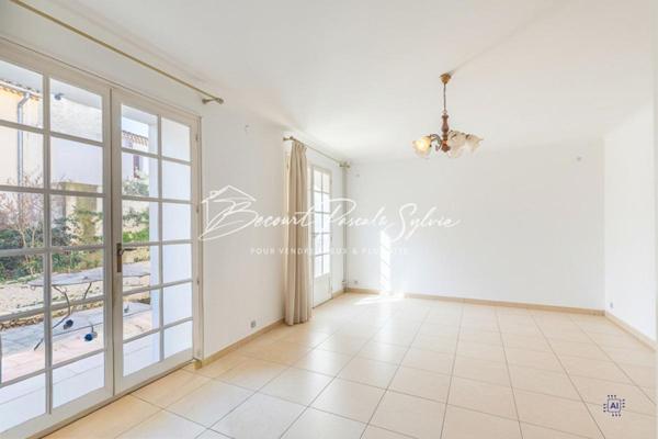 RARE - AVEC POTENTIEL - MAISON DE CARACTÈRE AVEC COUR INTIME, TERRASSES