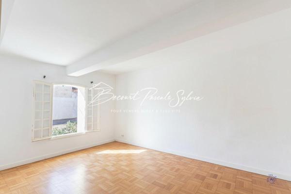 RARE - AVEC POTENTIEL - MAISON DE CARACTÈRE AVEC COUR INTIME, TERRASSES