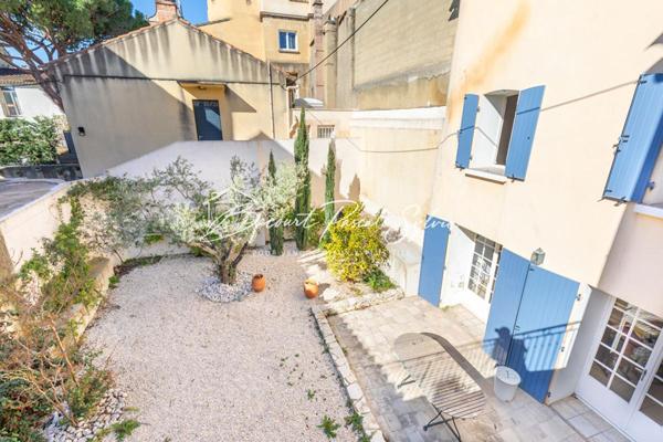 RARE - AVEC POTENTIEL - MAISON DE CARACTÈRE AVEC COUR INTIME, TERRASSES