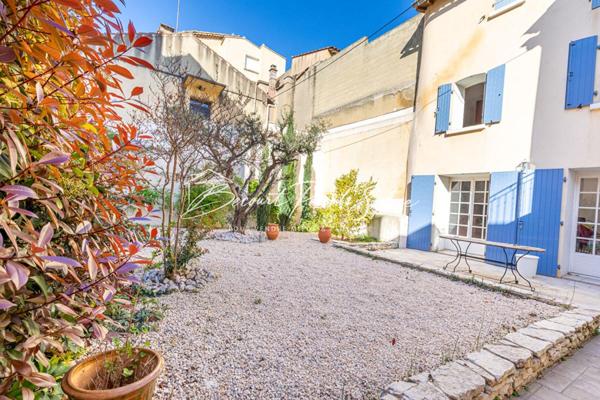 RARE - AVEC POTENTIEL - MAISON DE CARACTÈRE AVEC COUR INTIME, TERRASSES