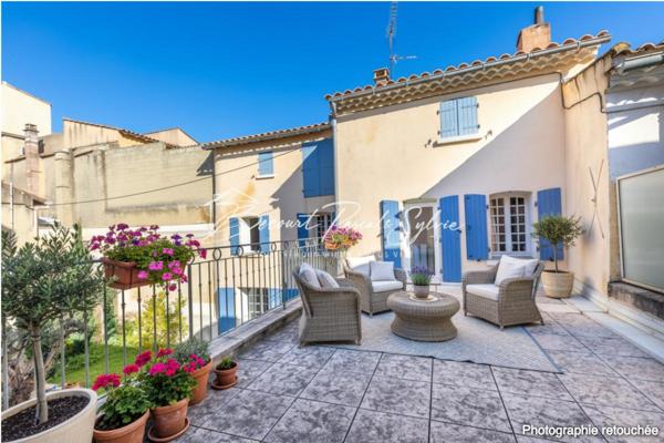 RARE - AVEC POTENTIEL - MAISON DE CARACTÈRE AVEC COUR INTIME, TERRASSES