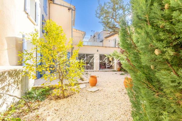 RARE - AVEC POTENTIEL - MAISON DE CARACTÈRE AVEC COUR INTIME, TERRASSES