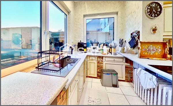 Maison familiale 6 chambres, terrain 11 ares, double garage, 2 appart. possibles, sous-sol complet.