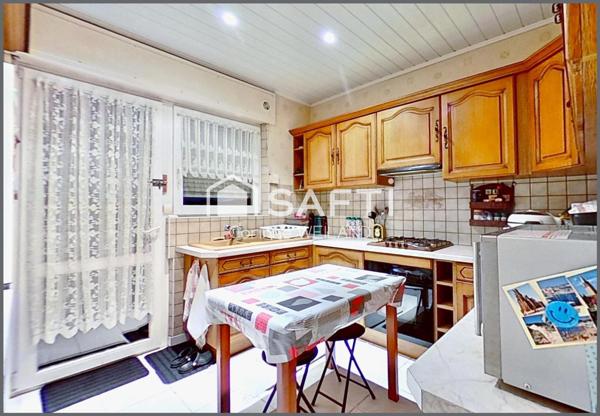 Maison familiale 6 chambres, terrain 11 ares, double garage, 2 appart. possibles, sous-sol complet.