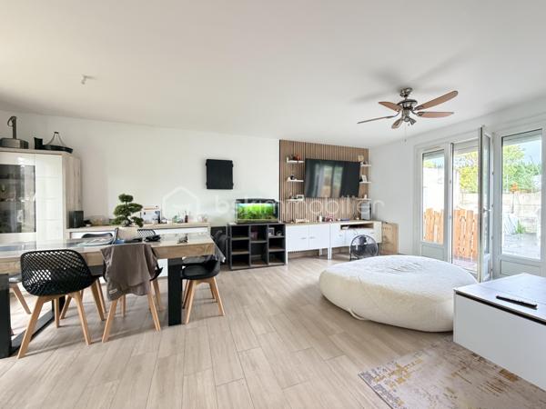 Dans le quartier recherché des Douets, à proximité immédiate des écoles, des transports et des commerces, découvrez cette agréable maison de plain-pied offrant un cadre de vie pratique et familial.

Sur une parcelle de 366 m², elle se compose d’une entrée, d’un salon-séjour lumineux, de 4 chambres, d’une cuisine avec cellier, d’une salle d’eau, de WC séparés ainsi que d’un garage.

Côté confort, les menuiseries en PVC double vitrage avec volets roulants motorisés apportent une bonne isolation et un quotidien facilité.
À SAISIR