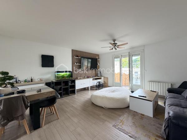 Dans le quartier recherché des Douets, à proximité immédiate des écoles, des transports et des commerces, découvrez cette agréable maison de plain-pied offrant un cadre de vie pratique et familial.

Sur une parcelle de 366 m², elle se compose d’une entrée, d’un salon-séjour lumineux, de 4 chambres, d’une cuisine avec cellier, d’une salle d’eau, de WC séparés ainsi que d’un garage.

Côté confort, les menuiseries en PVC double vitrage avec volets roulants motorisés apportent une bonne isolation et un quotidien facilité.
À SAISIR