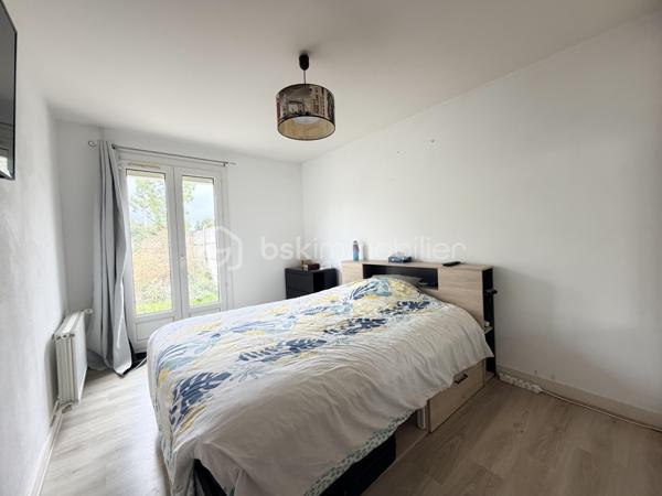 Dans le quartier recherché des Douets, à proximité immédiate des écoles, des transports et des commerces, découvrez cette agréable maison de plain-pied offrant un cadre de vie pratique et familial.

Sur une parcelle de 366 m², elle se compose d’une entrée, d’un salon-séjour lumineux, de 4 chambres, d’une cuisine avec cellier, d’une salle d’eau, de WC séparés ainsi que d’un garage.

Côté confort, les menuiseries en PVC double vitrage avec volets roulants motorisés apportent une bonne isolation et un quotidien facilité.
À SAISIR