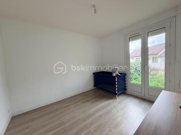 Dans le quartier recherché des Douets, à proximité immédiate des écoles, des transports et des commerces, découvrez cette agréable maison de plain-pied offrant un cadre de vie pratique et familial.

Sur une parcelle de 366 m², elle se compose d’une entrée, d’un salon-séjour lumineux, de 4 chambres, d’une cuisine avec cellier, d’une salle d’eau, de WC séparés ainsi que d’un garage.

Côté confort, les menuiseries en PVC double vitrage avec volets roulants motorisés apportent une bonne isolation et un quotidien facilité.
À SAISIR