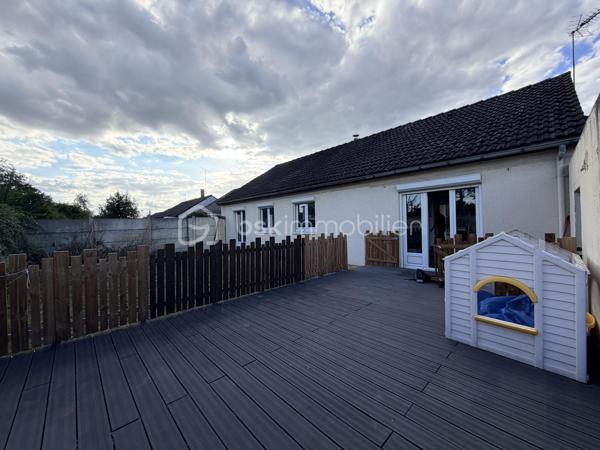 Dans le quartier recherché des Douets, à proximité immédiate des écoles, des transports et des commerces, découvrez cette agréable maison de plain-pied offrant un cadre de vie pratique et familial.

Sur une parcelle de 366 m², elle se compose d’une entrée, d’un salon-séjour lumineux, de 4 chambres, d’une cuisine avec cellier, d’une salle d’eau, de WC séparés ainsi que d’un garage.

Côté confort, les menuiseries en PVC double vitrage avec volets roulants motorisés apportent une bonne isolation et un quotidien facilité.
À SAISIR