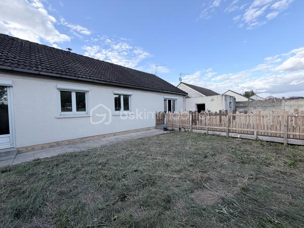 Dans le quartier recherché des Douets, à proximité immédiate des écoles, des transports et des commerces, découvrez cette agréable maison de plain-pied offrant un cadre de vie pratique et familial.

Sur une parcelle de 366 m², elle se compose d’une entrée, d’un salon-séjour lumineux, de 4 chambres, d’une cuisine avec cellier, d’une salle d’eau, de WC séparés ainsi que d’un garage.

Côté confort, les menuiseries en PVC double vitrage avec volets roulants motorisés apportent une bonne isolation et un quotidien facilité.
À SAISIR