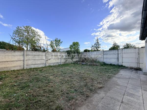 Dans le quartier recherché des Douets, à proximité immédiate des écoles, des transports et des commerces, découvrez cette agréable maison de plain-pied offrant un cadre de vie pratique et familial.

Sur une parcelle de 366 m², elle se compose d’une entrée, d’un salon-séjour lumineux, de 4 chambres, d’une cuisine avec cellier, d’une salle d’eau, de WC séparés ainsi que d’un garage.

Côté confort, les menuiseries en PVC double vitrage avec volets roulants motorisés apportent une bonne isolation et un quotidien facilité.
À SAISIR