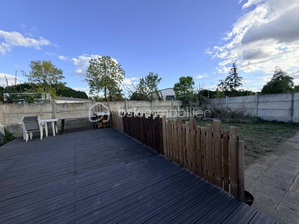 Dans le quartier recherché des Douets, à proximité immédiate des écoles, des transports et des commerces, découvrez cette agréable maison de plain-pied offrant un cadre de vie pratique et familial.

Sur une parcelle de 366 m², elle se compose d’une entrée, d’un salon-séjour lumineux, de 4 chambres, d’une cuisine avec cellier, d’une salle d’eau, de WC séparés ainsi que d’un garage.

Côté confort, les menuiseries en PVC double vitrage avec volets roulants motorisés apportent une bonne isolation et un quotidien facilité.
À SAISIR