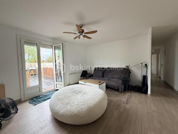 Dans le quartier recherché des Douets, à proximité immédiate des écoles, des transports et des commerces, découvrez cette agréable maison de plain-pied offrant un cadre de vie pratique et familial.

Sur une parcelle de 366 m², elle se compose d’une entrée, d’un salon-séjour lumineux, de 4 chambres, d’une cuisine avec cellier, d’une salle d’eau, de WC séparés ainsi que d’un garage.

Côté confort, les menuiseries en PVC double vitrage avec volets roulants motorisés apportent une bonne isolation et un quotidien facilité.
À SAISIR