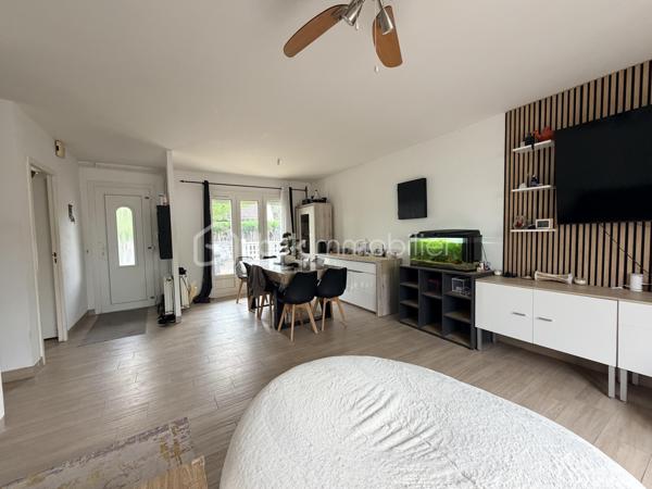 Dans le quartier recherché des Douets, à proximité immédiate des écoles, des transports et des commerces, découvrez cette agréable maison de plain-pied offrant un cadre de vie pratique et familial.

Sur une parcelle de 366 m², elle se compose d’une entrée, d’un salon-séjour lumineux, de 4 chambres, d’une cuisine avec cellier, d’une salle d’eau, de WC séparés ainsi que d’un garage.

Côté confort, les menuiseries en PVC double vitrage avec volets roulants motorisés apportent une bonne isolation et un quotidien facilité.
À SAISIR