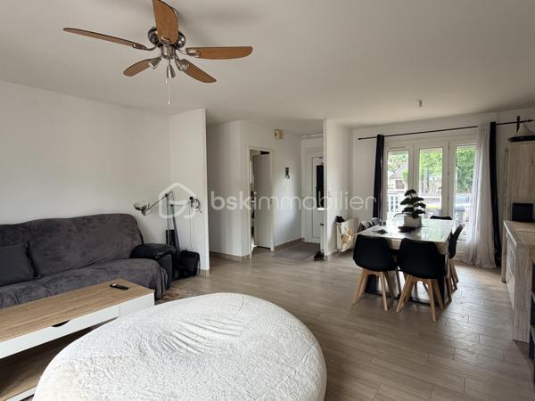 Dans le quartier recherché des Douets, à proximité immédiate des écoles, des transports et des commerces, découvrez cette agréable maison de plain-pied offrant un cadre de vie pratique et familial.

Sur une parcelle de 366 m², elle se compose d’une entrée, d’un salon-séjour lumineux, de 4 chambres, d’une cuisine avec cellier, d’une salle d’eau, de WC séparés ainsi que d’un garage.

Côté confort, les menuiseries en PVC double vitrage avec volets roulants motorisés apportent une bonne isolation et un quotidien facilité.
À SAISIR