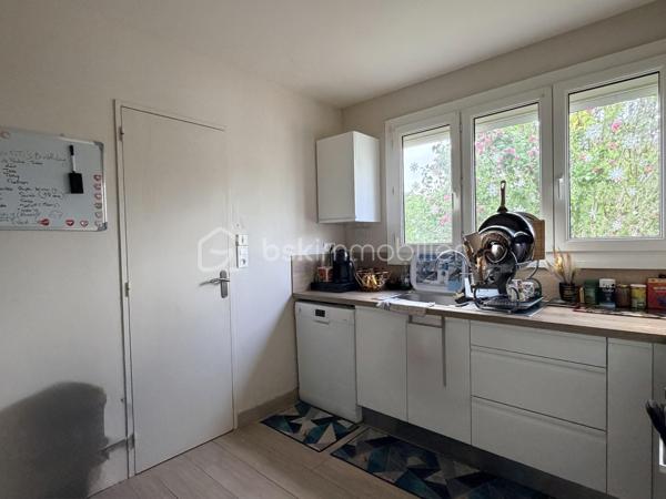 Dans le quartier recherché des Douets, à proximité immédiate des écoles, des transports et des commerces, découvrez cette agréable maison de plain-pied offrant un cadre de vie pratique et familial.

Sur une parcelle de 366 m², elle se compose d’une entrée, d’un salon-séjour lumineux, de 4 chambres, d’une cuisine avec cellier, d’une salle d’eau, de WC séparés ainsi que d’un garage.

Côté confort, les menuiseries en PVC double vitrage avec volets roulants motorisés apportent une bonne isolation et un quotidien facilité.
À SAISIR