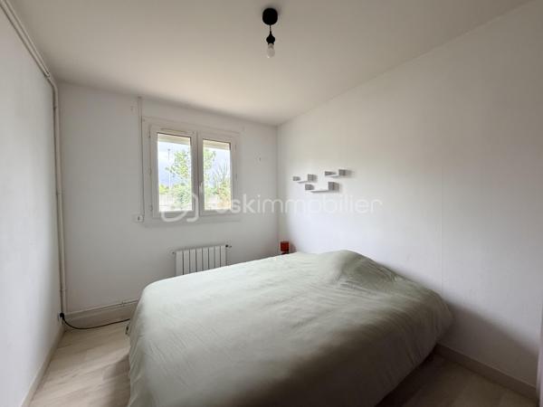 Dans le quartier recherché des Douets, à proximité immédiate des écoles, des transports et des commerces, découvrez cette agréable maison de plain-pied offrant un cadre de vie pratique et familial.

Sur une parcelle de 366 m², elle se compose d’une entrée, d’un salon-séjour lumineux, de 4 chambres, d’une cuisine avec cellier, d’une salle d’eau, de WC séparés ainsi que d’un garage.

Côté confort, les menuiseries en PVC double vitrage avec volets roulants motorisés apportent une bonne isolation et un quotidien facilité.
À SAISIR