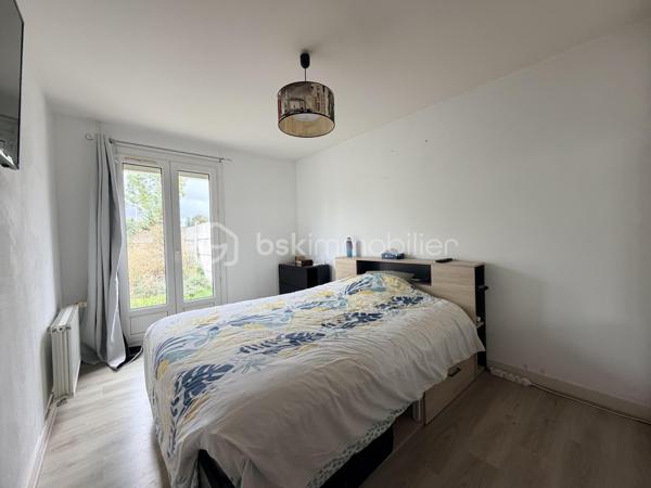 Dans le quartier recherché des Douets, à proximité immédiate des écoles, des transports et des commerces, découvrez cette agréable maison de plain-pied offrant un cadre de vie pratique et familial.

Sur une parcelle de 366 m², elle se compose d’une entrée, d’un salon-séjour lumineux, de 4 chambres, d’une cuisine avec cellier, d’une salle d’eau, de WC séparés ainsi que d’un garage.

Côté confort, les menuiseries en PVC double vitrage avec volets roulants motorisés apportent une bonne isolation et un quotidien facilité.
À SAISIR