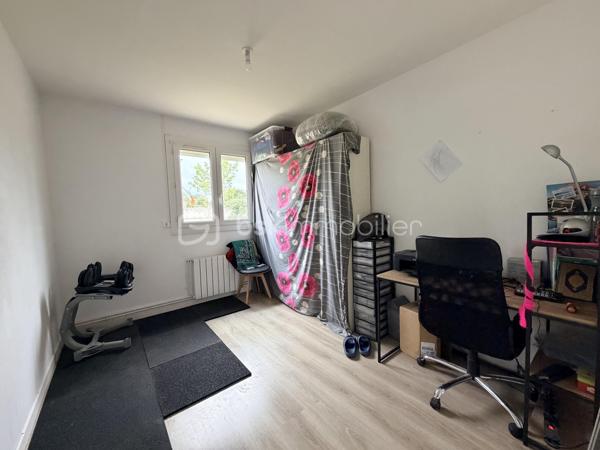 Dans le quartier recherché des Douets, à proximité immédiate des écoles, des transports et des commerces, découvrez cette agréable maison de plain-pied offrant un cadre de vie pratique et familial.

Sur une parcelle de 366 m², elle se compose d’une entrée, d’un salon-séjour lumineux, de 4 chambres, d’une cuisine avec cellier, d’une salle d’eau, de WC séparés ainsi que d’un garage.

Côté confort, les menuiseries en PVC double vitrage avec volets roulants motorisés apportent une bonne isolation et un quotidien facilité.
À SAISIR